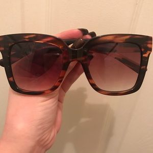 Hardly worn Quay Sunglasses !